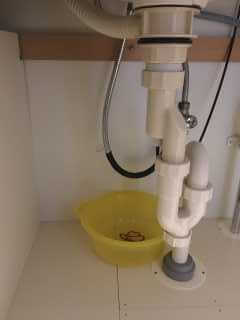 洗面台下の銀色のシャワーホースから水漏れしていたのでcq781bの部品交換しました 尼崎市で蛇口水漏れ修理 合同会社レオンメンテナンス