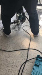 埋設浄水器を取り出すためにコンクリートを削り中