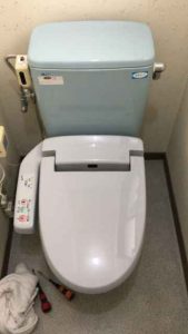 水漏れしているINAX製ウォシュレット(シャワートイレ)
