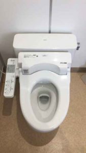 トイレつまりを起こしている洋便器