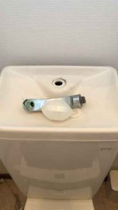 手洗い管が折れたトイレタンク