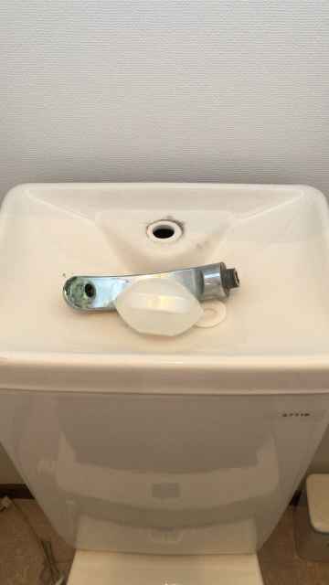 トイレの手洗い管が折れたので部品交換で修理しました 尼崎市でのトイレ修理 水道修理のレオンメンテナンス