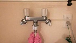 蛇口とホースの間から水漏れしている蛇口
